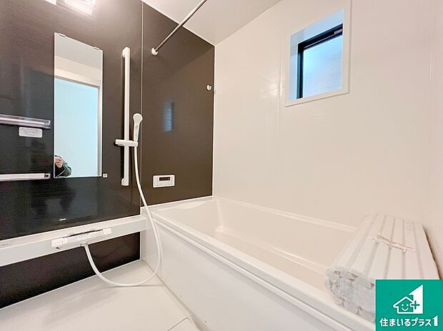 【浴室】足をゆったり伸ばして寛げる浴槽です。窓が設けられていますので差し込む光が明るく穏やかな雰囲気にしてくれます！浴室乾燥機も設置しているので、雨の日の洗濯物も安心！
