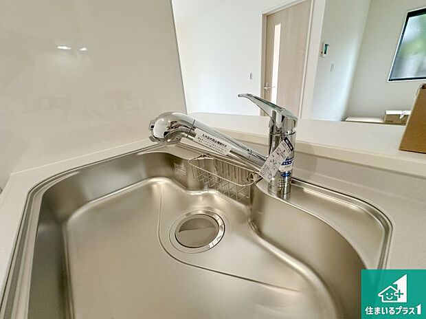 【キッチン水栓】浄水器を内蔵！炊飯時、お茶を作る時に安心してお水を使えます！お湯と冷水、浄水と原水、シャワーの切替えもワンタッチです！