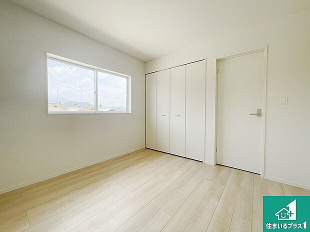 【洋室】シンプルな洋室は、自分好みのインテリアが楽しめます♪ご家族とインテリアや家具を選びに行くのは新築購入時の醍醐味の一つです。ぜひお楽しみください♪