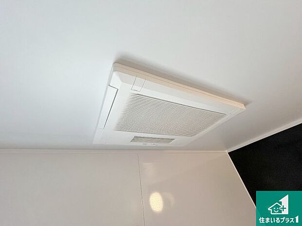 【浴室暖房乾燥機】四季を通して快適なバスライフをお手伝いする浴室暖房乾燥機!浴室の乾燥・暖房・涼風・換気はもちろん、24時間換気にも対応!