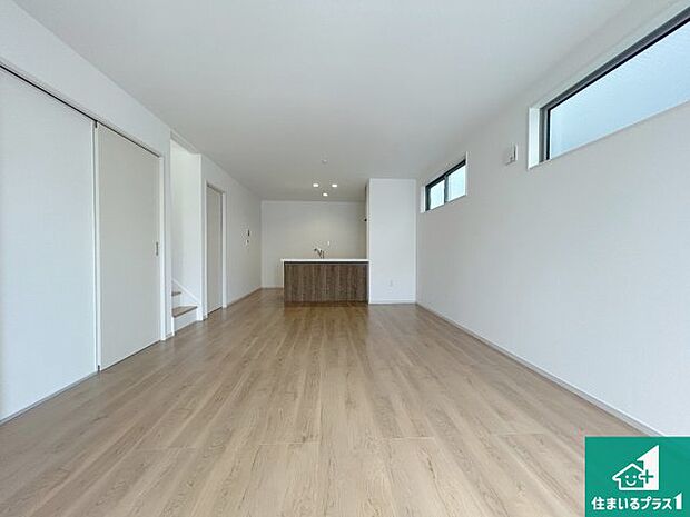 【居間・リビング】日当たり良好の明るいリビングで朝の目覚めもスッキリできそう!対面キッチンでご家族のコミュニケーションも自然と増える設計!小さなお子様が遊ぶスペースを作っても広々とくつろげるLDK!