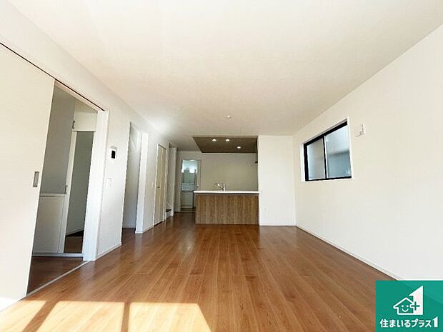 【居間・リビング】日当たり良好の明るいリビングで朝の目覚めもスッキリできそう!対面キッチンでご家族のコミュニケーションも自然と増える設計!小さなお子様が遊ぶスペースを作っても広々とくつろげるLDK!