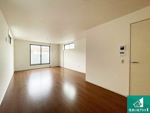 【居間・リビング】日当たり良好の明るいリビングで朝の目覚めもスッキリできそう!対面キッチンでご家族のコミュニケーションも自然と増える設計!小さなお子様が遊ぶスペースを作っても広々とくつろげるLDK!