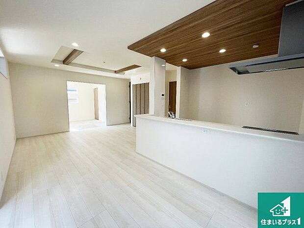 【居間・リビング】日当たり良好の明るいリビングで朝の目覚めもスッキリできそう!対面キッチンでご家族のコミュニケーションも自然と増える設計!小さなお子様が遊ぶスペースを作っても広々とくつろげるLDK!