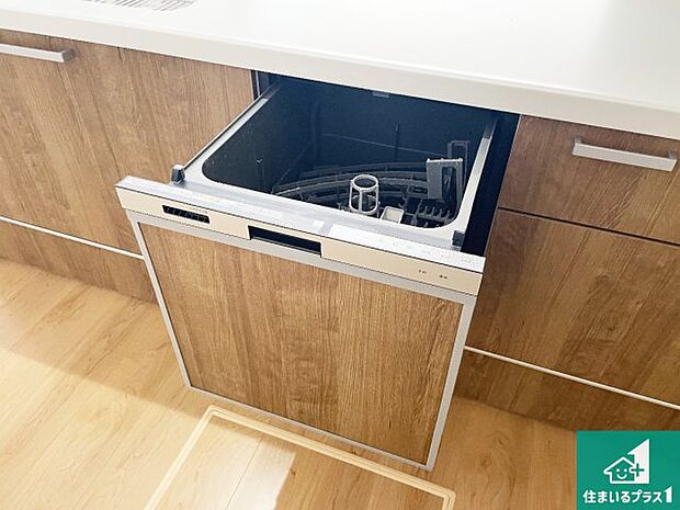 【食器洗い乾燥機】食事後の一仕事、食器洗いをボタン一つでお任せできちゃいます!場所を取らないビルトイン式なので、お料理スペースもしっかり確保!