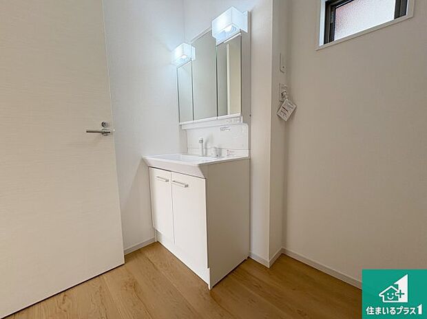 【独立洗面台】清潔感のある洗面台です。フラットな鏡は掃除がしやすく毎日清潔！鏡裏には収納があるのでスッキリとした洗面台が保てます。