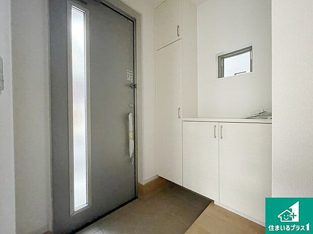 【玄関】シューズボックスにはたくさんの靴が収納できるので玄関周りはいつもスッキリ!ご家族が増えても安心!