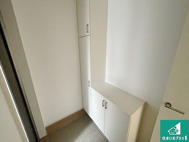 【玄関】シューズボックスにはたくさんの靴が収納できるので玄関周りはいつもスッキリ!ご家族が増えても安心!