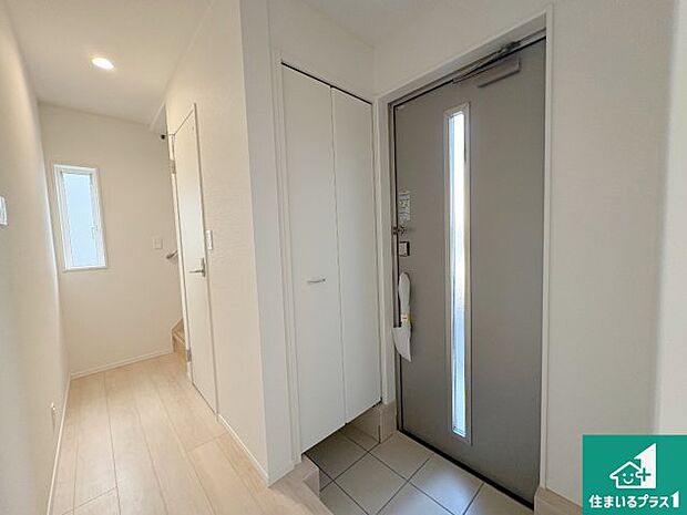 【玄関】シューズボックスにはたくさんの靴が収納できるので玄関周りはいつもスッキリ!ご家族が増えても安心!