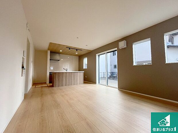 【居間・リビング】日当たり良好の明るいリビングで朝の目覚めもスッキリできそう!対面キッチンでご家族のコミュニケーションも自然と増える設計!小さなお子様が遊ぶスペースを作っても広々とくつろげるLDK!