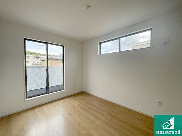 【洋室】一室あると便利な和室は客間としてだけでなく、小さなお子様のプレイルームや食後のくつろぎスペースとしてもご利用いただけます。収納もついていますので大活躍間違いなし!