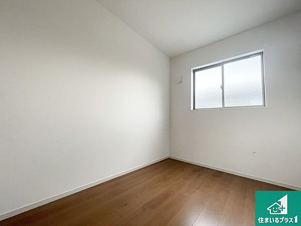 【洋室】シンプルな洋室は、自分好みのインテリアが楽しめます♪ご家族とインテリアや家具を選びに行くのは新築購入時の醍醐味の一つです。ぜひお楽しみください♪