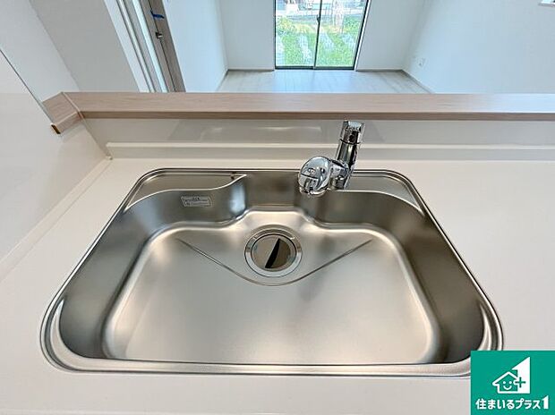 【キッチンシンク】蛇口の先端に浄水器を内蔵しています!原水と浄水、お湯と冷水、シャワーの切替えがワンタッチなので用途によって使い分けられます。