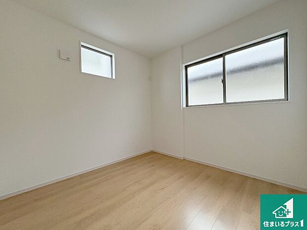 【洋室】シンプルな洋室は、自分好みのインテリアが楽しめます♪ご家族とインテリアや家具を選びに行くのは新築購入時の醍醐味の一つです。ぜひお楽しみください♪