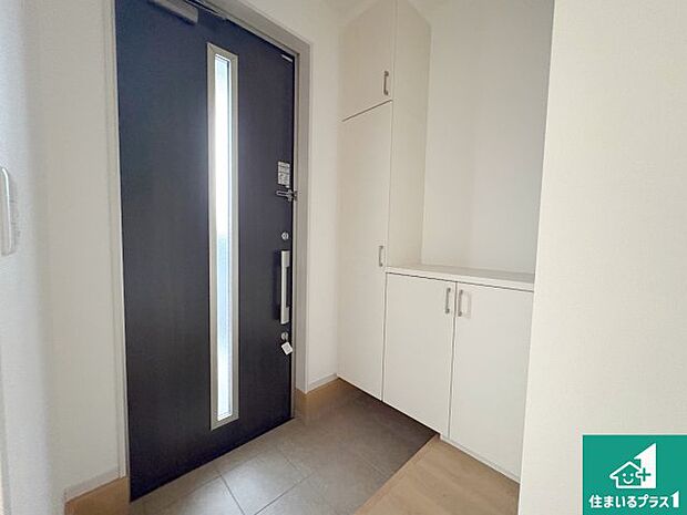 【玄関】シューズボックスにはたくさんの靴が収納できるので玄関周りはいつもスッキリ!ご家族が増えても安心!