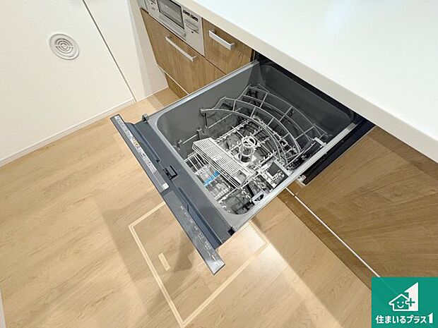【食器洗い乾燥機】食事後の一仕事、食器洗いをボタン一つでお任せできちゃいます!場所を取らないビルトイン式なので、お料理スペースもしっかり確保!