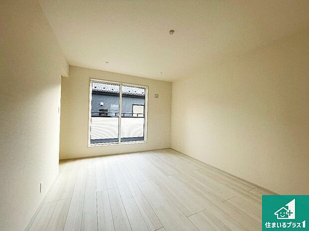 【洋室】シンプルな洋室は、自分好みのインテリアが楽しめます♪ご家族とインテリアや家具を選びに行くのは新築購入時の醍醐味の一つです。ぜひお楽しみください♪