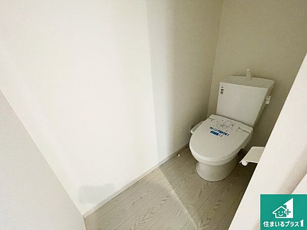 【トイレ】1・2階の2ヶ所にあるので、朝の忙しい時間の順番待ちもなく、深夜の利用にも大変便利です。