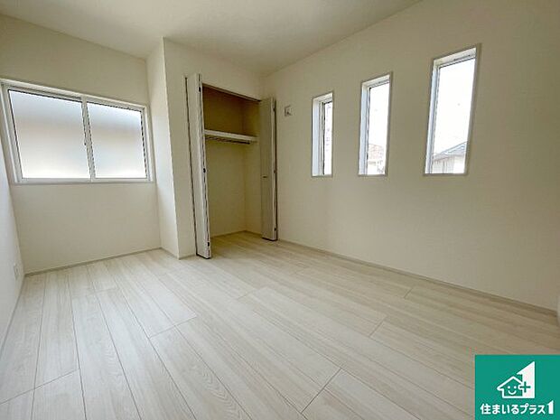 【洋室】シンプルな洋室は、自分好みのインテリアが楽しめます♪ご家族とインテリアや家具を選びに行くのは新築購入時の醍醐味の一つです。ぜひお楽しみください♪