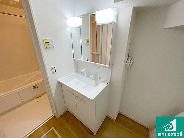 【独立洗面台】清潔感のある洗面台です。フラットな鏡は掃除がしやすく毎日清潔！鏡裏には収納があるのでスッキリとした洗面台が保てます。