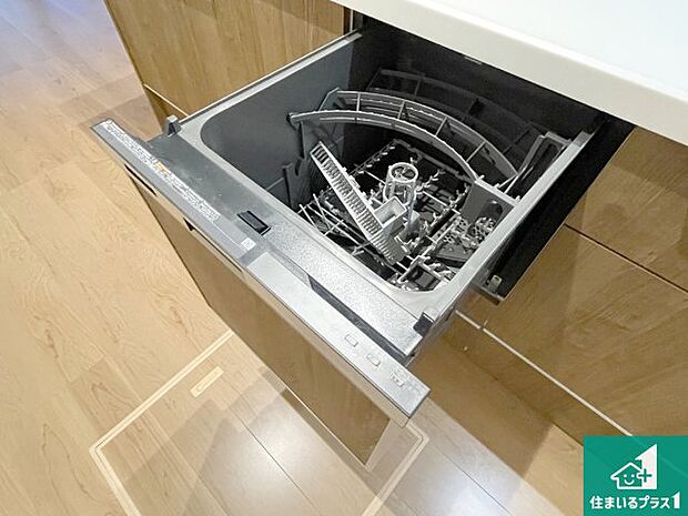 【食器洗い乾燥機】食事後の一仕事、食器洗いをボタン一つでお任せできちゃいます！場所を取らないビルトイン式なので、お料理スペースもしっかり確保！ 