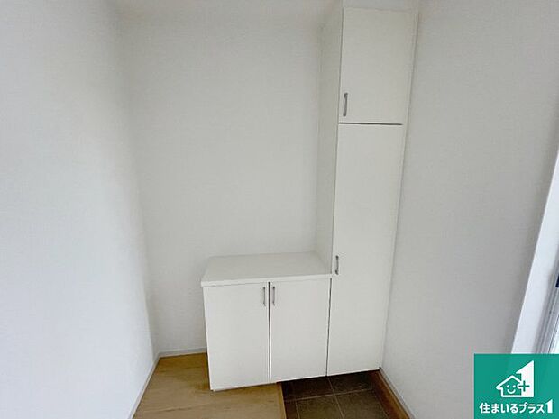 【玄関】シューズボックスにはたくさんの靴が収納できるので玄関周りはいつもスッキリ！ご家族が増えても安心！