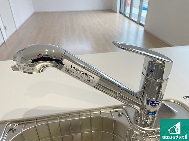 【キッチン水栓】浄水器を内蔵！炊飯時、お茶を作る時に安心してお水を使えます！お湯と冷水、浄水と原水、シャワーの切替えもワンタッチです！