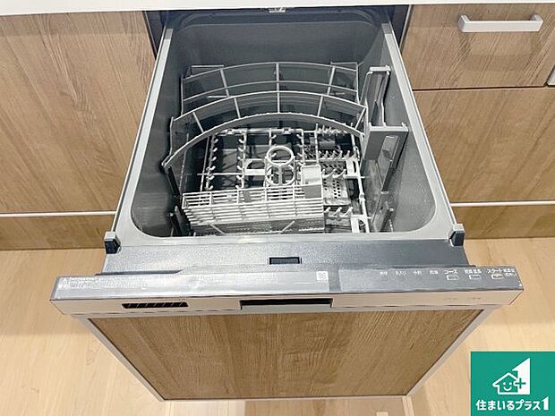 【食器洗い乾燥機】食事後の一仕事、食器洗いをボタン一つでお任せできちゃいます！場所を取らないビルトイン式なので、お料理スペースもしっかり確保！