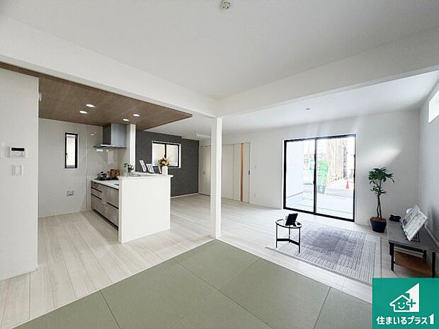 【居間・リビング】日当たり良好の明るいリビングで朝の目覚めもスッキリできそう!対面キッチンでご家族のコミュニケーションも自然と増える設計!小さなお子様が遊ぶスペースを作っても広々とくつろげるLDK!