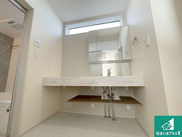【独立洗面台】清潔感のある洗面台です。フラットな鏡は掃除がしやすく毎日清潔!鏡裏には収納があるのでスッキリとした洗面台が保てます。