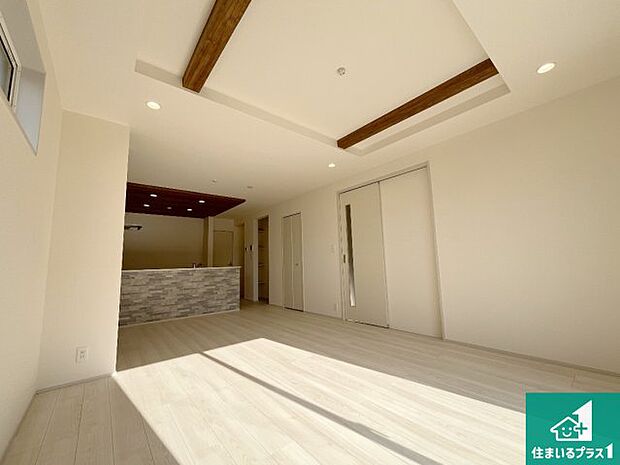 【居間・リビング】日当たり良好の明るいリビングで朝の目覚めもスッキリできそう!対面キッチンでご家族のコミュニケーションも自然と増える設計!小さなお子様が遊ぶスペースを作っても広々とくつろげるLDK!