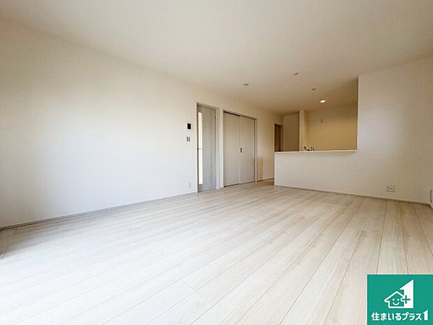 【居間・リビング】日当たり良好の明るいリビングで朝の目覚めもスッキリできそう!対面キッチンでご家族のコミュニケーションも自然と増える設計!小さなお子様が遊ぶスペースを作っても広々とくつろげるLDK!