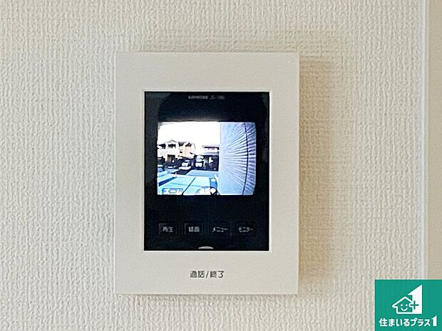 【カラーモニターインターホン】声だけでなく来訪者の姿や顔がモニターで確認できるので、小さなお子様がいらっしゃるご家庭でも安心できます!