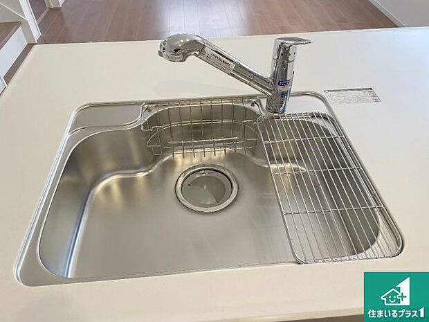 【キッチンシンク】蛇口の先端に浄水器を内蔵しています!原水と浄水、お湯と冷水、シャワーの切替えがワンタッチなので用途によって使い分けられます。