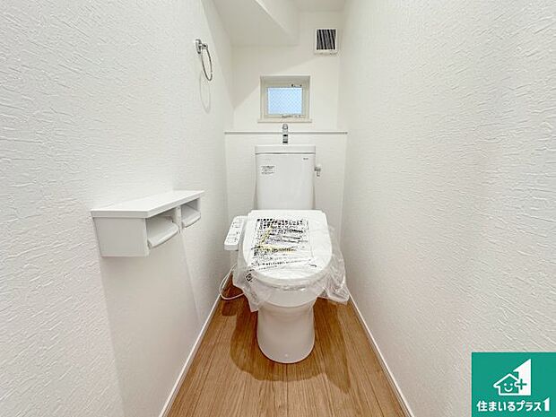 【トイレ】1・2階の2ヶ所にあるので、朝の忙しい時間の順番待ちもなく、深夜の利用にも大変便利です。