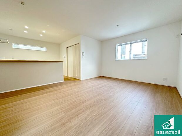 【居間・リビング】日当たり良好の明るいリビングで朝の目覚めもスッキリできそう!対面キッチンでご家族のコミュニケーションも自然と増える設計!小さなお子様が遊ぶスペースを作っても広々とくつろげるLDK!