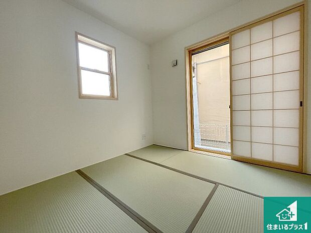 【和室】一室あると便利な和室は客間としてだけでなく、小さなお子様のプレイルームや食後のくつろぎスペースとしてもご利用いただけます。収納もついていますので大活躍間違いなし！