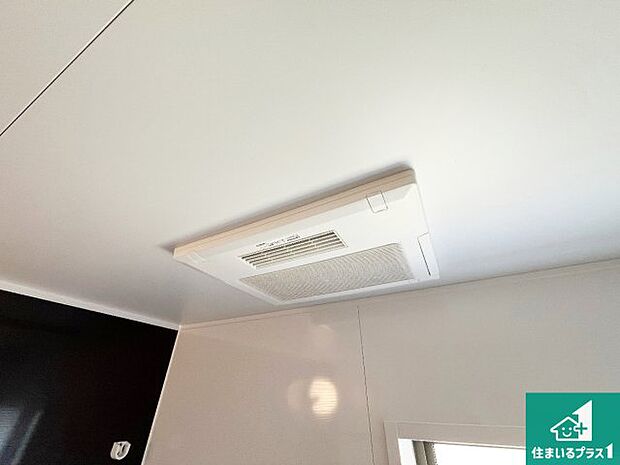 【浴室暖房乾燥機】四季を通して快適なバスライフをお手伝いする浴室暖房乾燥機!浴室の乾燥・暖房・涼風・換気はもちろん、24時間換気にも対応!