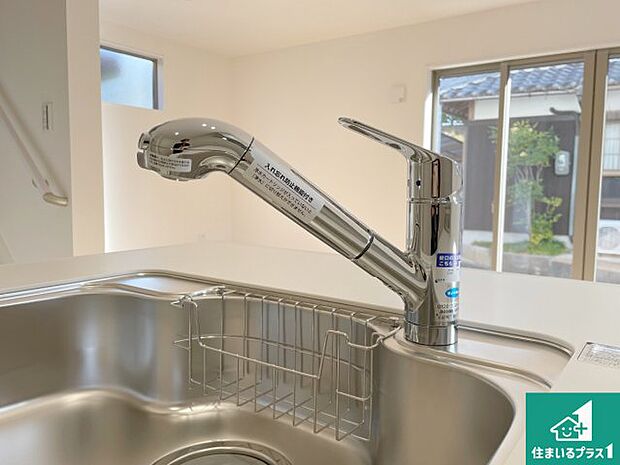 【キッチン水栓】浄水器を内蔵！炊飯時、お茶を作る時に安心してお水を使えます！お湯と冷水、浄水と原水、シャワーの切替えもワンタッチです！