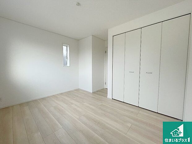 【洋室】シンプルな洋室は、自分好みのインテリアが楽しめます♪ご家族とインテリアや家具を選びに行くのは新築購入時の醍醐味の一つです。ぜひお楽しみください♪