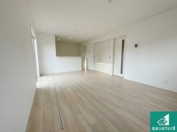 【居間・リビング】日当たり良好の明るいリビングで朝の目覚めもスッキリできそう！対面キッチンでご家族のコミュニケーションも自然と増える設計！小さなお子様が遊ぶスペースを作っても広々とくつろげるLDK！