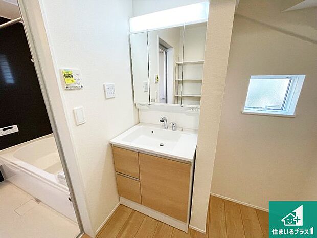 【独立洗面台】清潔感のある洗面台です。フラットな鏡は掃除がしやすく毎日清潔!鏡裏には収納があるのでスッキリとした洗面台が保てます。