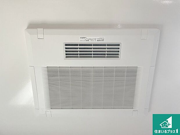 【浴室暖房乾燥機】四季を通して快適なバスライフをお手伝いする浴室暖房乾燥機！浴室の乾燥・暖房・涼風・換気はもちろん、２４時間換気にも対応！ 