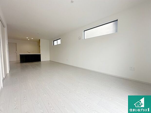 【居間・リビング】日当たり良好の明るいリビングで朝の目覚めもスッキリできそう！対面キッチンでご家族のコミュニケーションも自然と増える設計！小さなお子様が遊ぶスペースを作っても広々とくつろげるLDK！