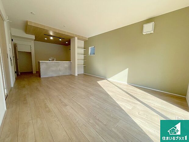 【居間・リビング】日当たり良好の明るいリビングで朝の目覚めもスッキリできそう！対面キッチンでご家族のコミュニケーションも自然と増える設計！小さなお子様が遊ぶスペースを作っても広々とくつろげるLDK！