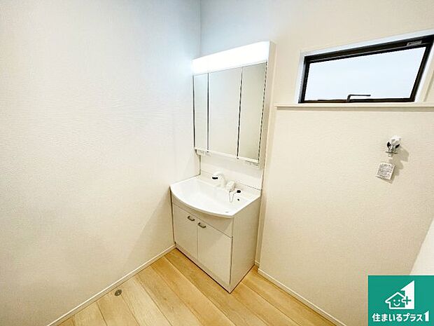 【独立洗面台】清潔感のある洗面台です。フラットな鏡は掃除がしやすく毎日清潔!鏡裏には収納があるのでスッキリとした洗面台が保てます。