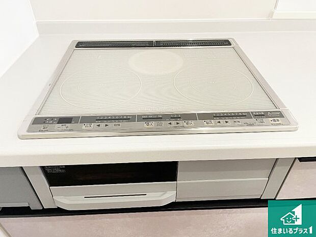 【コンロ】火を使わないので、安心なIHコンロ!でこぼこが無い構造なので、掃除もしやすく清潔に保てます!