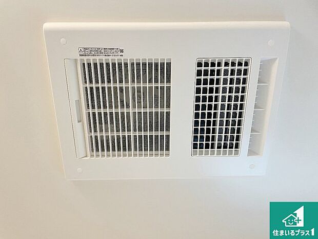 【浴室暖房乾燥機】四季を通して快適なバスライフをお手伝いする浴室暖房乾燥機！浴室の乾燥・暖房・涼風・換気はもちろん、２４時間換気にも対応！ 