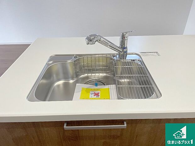 【キッチンシンク】蛇口の先端に浄水器を内蔵しています!原水と浄水、お湯と冷水、シャワーの切替えがワンタッチなので用途によって使い分けられます。