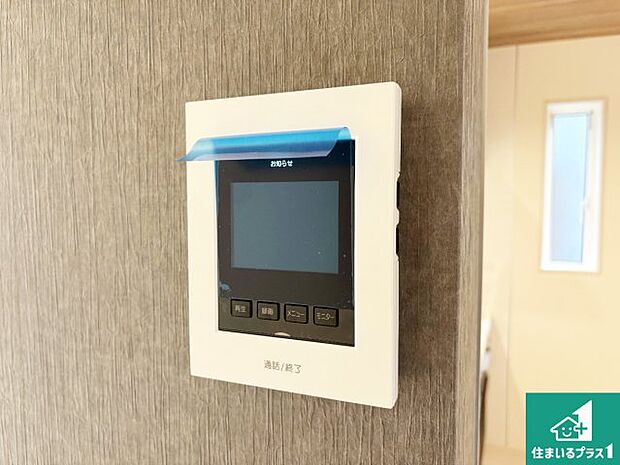 【カラーモニターインターホン】声だけでなく来訪者の姿や顔がモニターで確認できるので、小さなお子様がいらっしゃるご家庭でも安心できます！